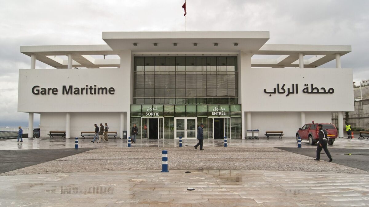 تكدس الحاويات في موانئ طنجة والدار البيضاء يرفع تكاليف الاستيراد ويضغط على أسعار السلع